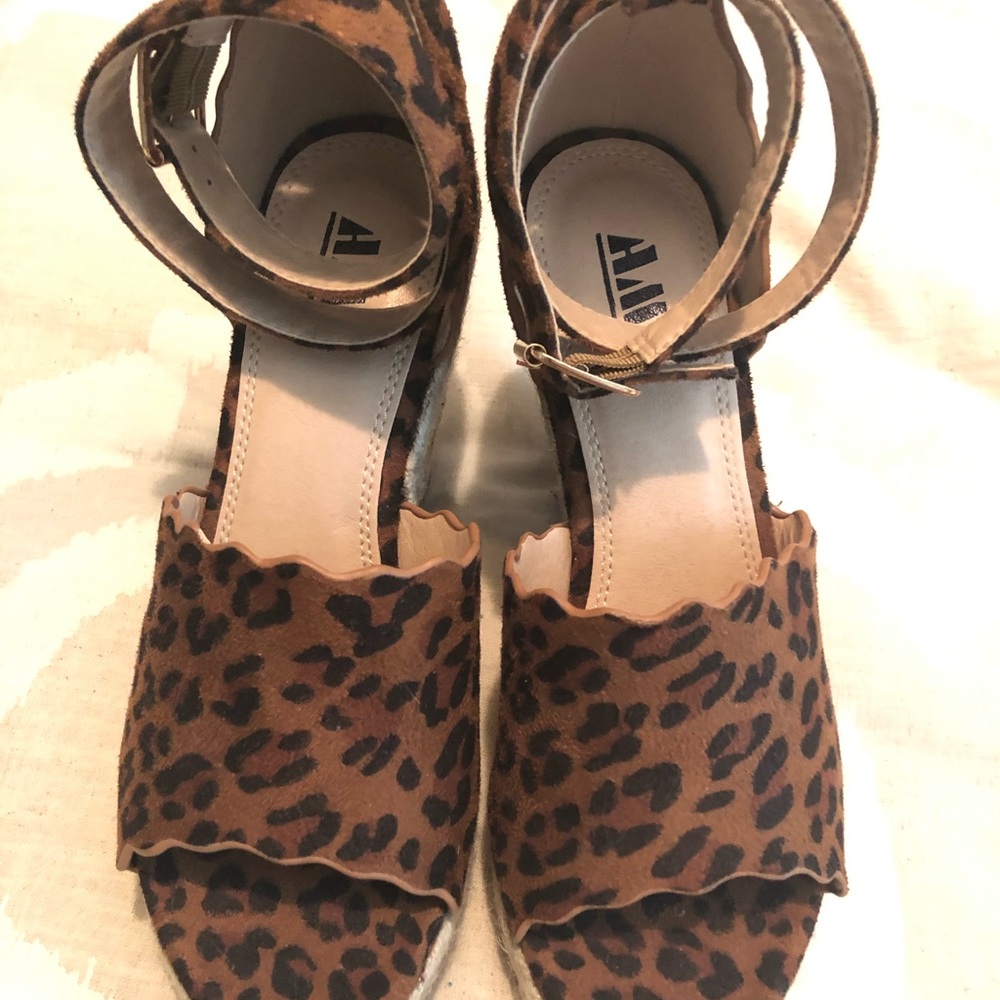 8.5 Emerson Scalloped Leopard/ Cheetah wedge